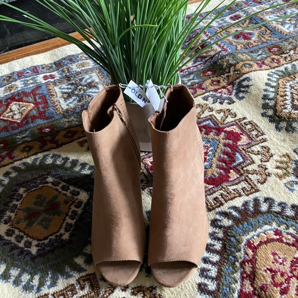 Old Navy Peep Toe Chunky Heel - Picture 3 of 6